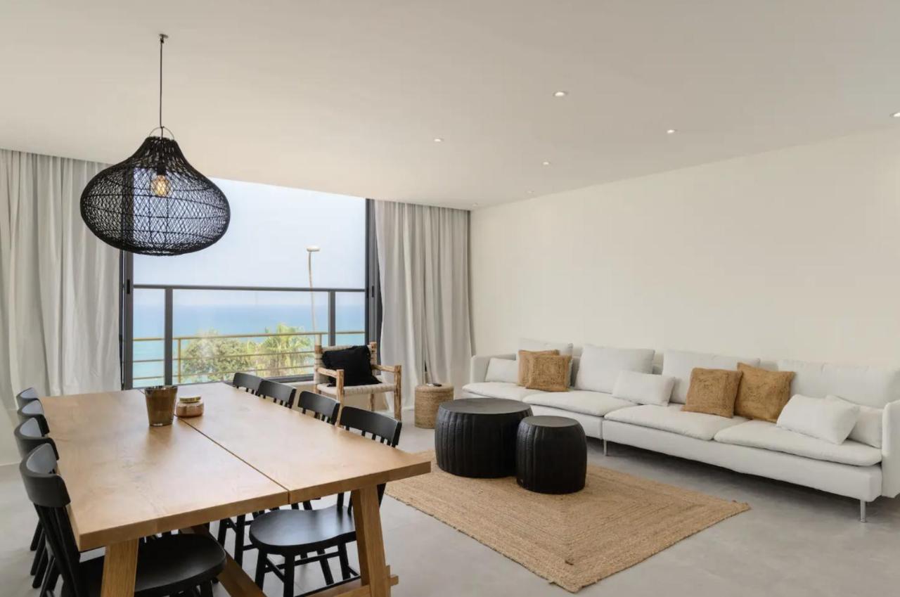 Stylish & Spacious 3 Bedroom Apartment By The Sea Netanya Bagian luar foto