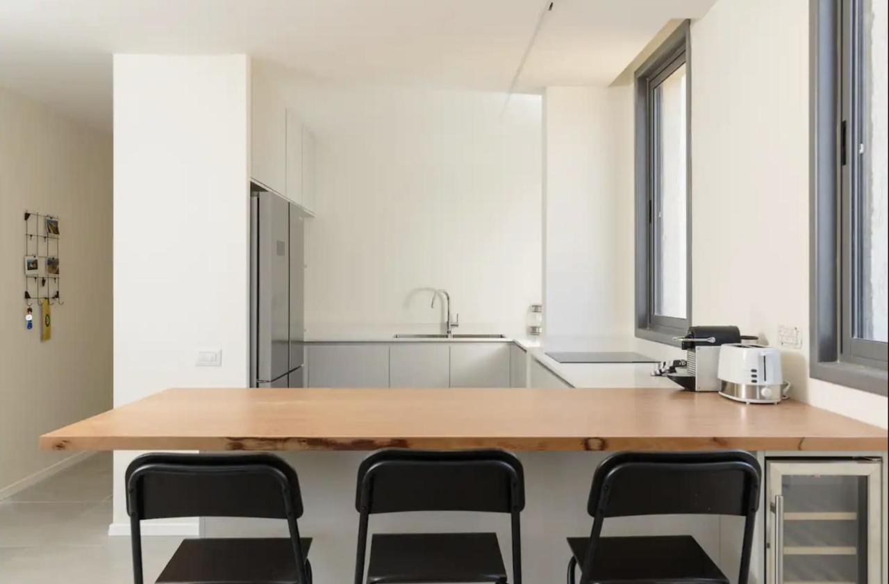 Stylish & Spacious 3 Bedroom Apartment By The Sea Netanya Bagian luar foto