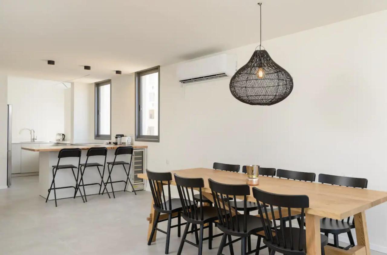 Stylish & Spacious 3 Bedroom Apartment By The Sea Netanya Bagian luar foto